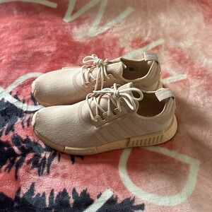BRAND NEW Women's Adidas NMD_R1 Shoes - US 9.5 Halo Blush